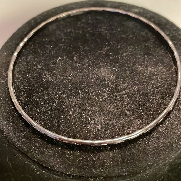 7.5” retro-1990s-solid gunmetal gray diamond textured stackable bangle bracelet - Picture 3 of 9